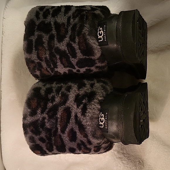 UGG Australia Ellee Leopard Stout Cuff Girls Boots Black - Picture 3 of 8